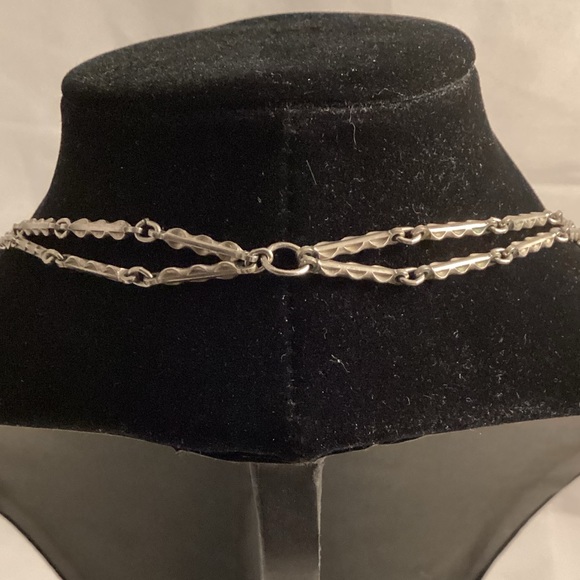 Long two rows silver tone metallic necklace - Picture 4 of 5